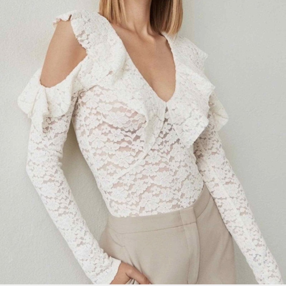 BCBGMaxAzria Astril Lace Cold Shoulder
Top
